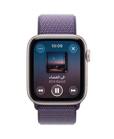 Apple&amp;nbsp;Watch SE 3 بإطار من الألومنيوم ولون ضوء النجوم، وتشغيل الوسائط، وApple Music، والجزء الخارجي الأيمن يُظهر التاج الرقمي، وحزام Loop رياضي بلون ليلكي ضبابي