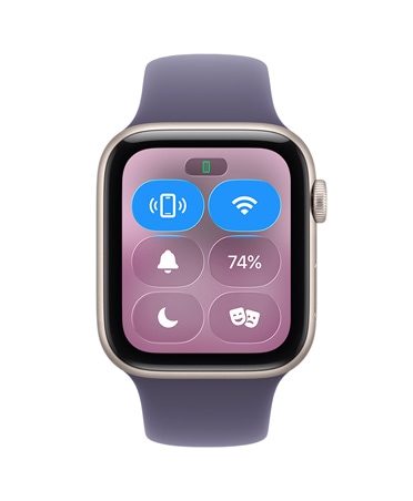 Apple Watch SE 3 بإطار من الألومنيوم ولون ضوء النجوم، ومركز التحكم، وأيقونة &quot;رنين على iPhone"، والجزء الخارجي الأيمن يُظهِر التاج الرقمي، وحزام رياضي بلون ليلكي ضبابي