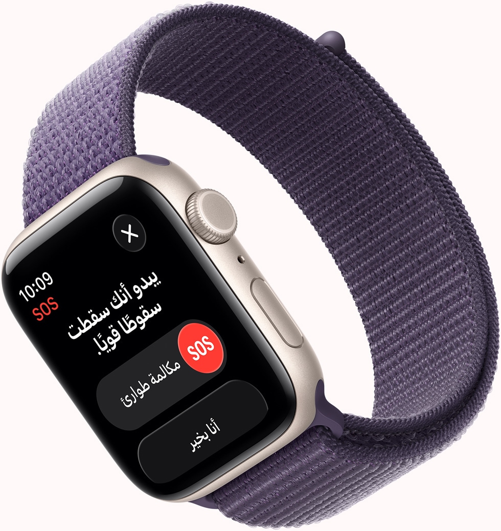 Apple&amp;nbsp;Watch SE 3 بإطار من الألومنيوم ولون ضوء النجوم، وإشعار SOS لميزة اكتشاف السقوط، وزر مكالمة طوارئ وزر أنا بخير، والجزء الخارجي الأيمن يُظهر التاج الرقمي والميكروفون والزر الجانبي، وحزام Loop رياضي بلون ليلكي ضبابي