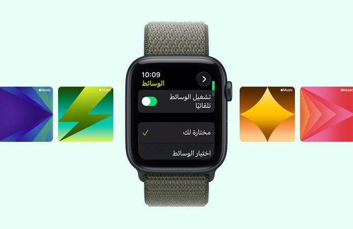 Apple Watch SE 3 بإطار من الألومنيوم ولون سماء الليل، واقتراحات قائمة تشغيل التمارين في Apple Music، وحزام Loop رياضي بلون أخضر الغابات