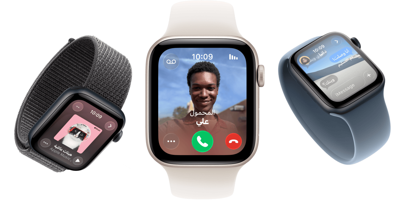 ساعات Apple Watch SE 3 بإطار من الألومنيوم ولون ضوء النجوم وسماء الليل، وحزام Loop رياضي رمادي غامق، وحزام Loop أحادي خوخي متورد، وحزام Loop أحادي أزرق حديدي، والشاشات تعرض Apple Music ومكالمة واردة وتطبيق الرسائل 