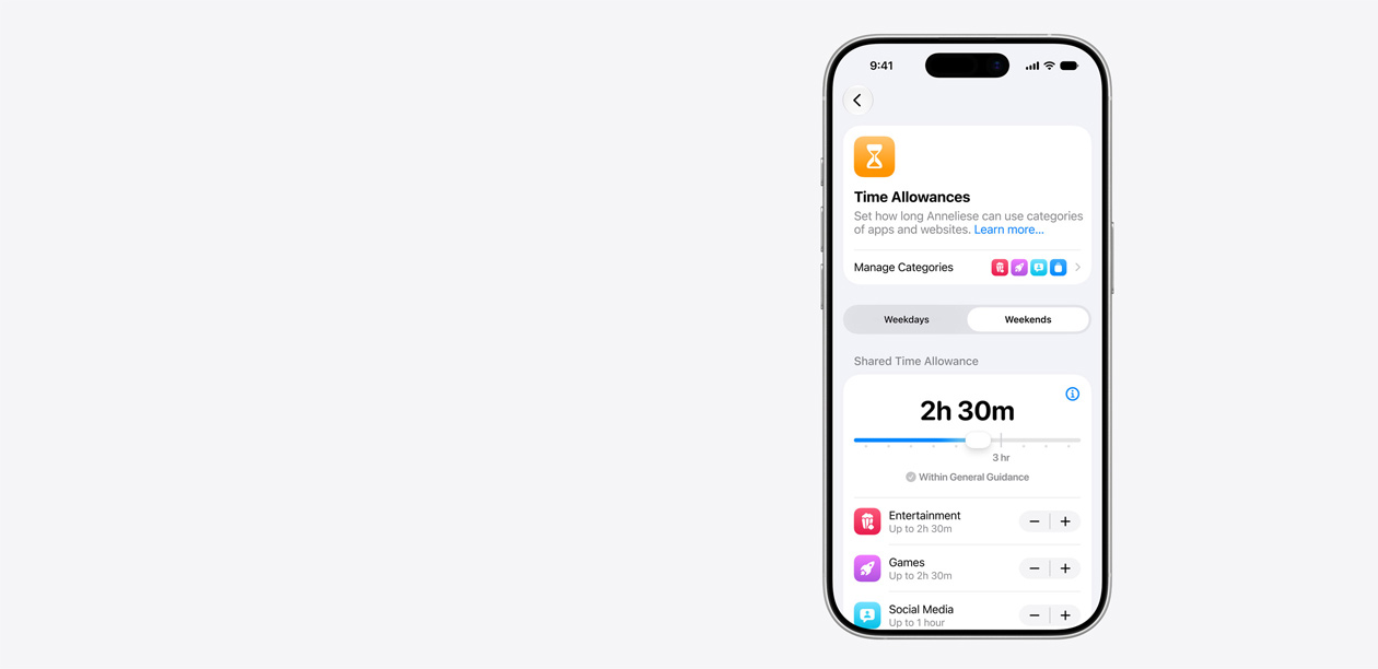 جهاز iPhone يعرض واجهة مدة السماح، بما في ذلك مدة السماح المشتركة التي تبلغ ساعتين و30 دقيقة، والمدد المقترحة لفئات التطبيقات مثل الترفيه والألعاب ووسائل التواصل الاجتماعي.