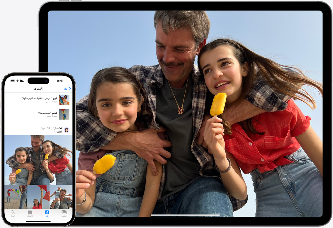 شاشات أجهزة iPad وiPhone عليها صور iCloud تعرض صور أب برفقة ابنتيه على الشاطئ