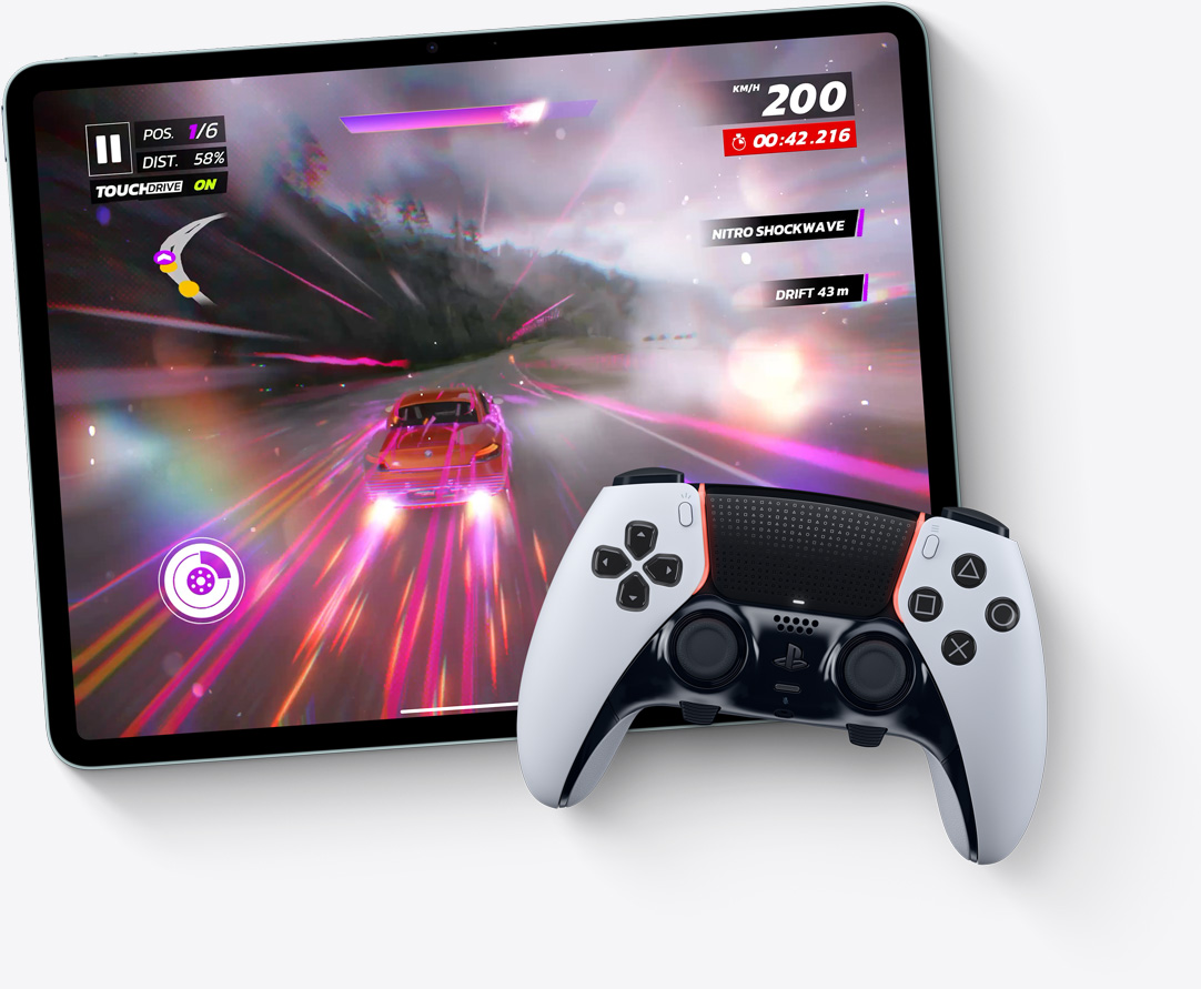 جهاز iPad Air بالوضع الأفقي، تعرض شاشته لعبة الفيديو Asphalt Legends Unite، ومعه وحدة تحكم PlayStation‏