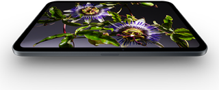 جهاز iPad mini، شاشة OLED مقاس 8.5 إنش، ألوان ساطعة وأسود غني، يعرض شخصاً يرتدي قبعة وسترة
