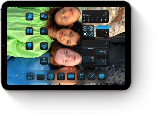 iPad&amp;nbsp;mini يعرض تطبيقات وأدوات منسقة مع خلفية مخصصة على الشاشة الرئيسية.