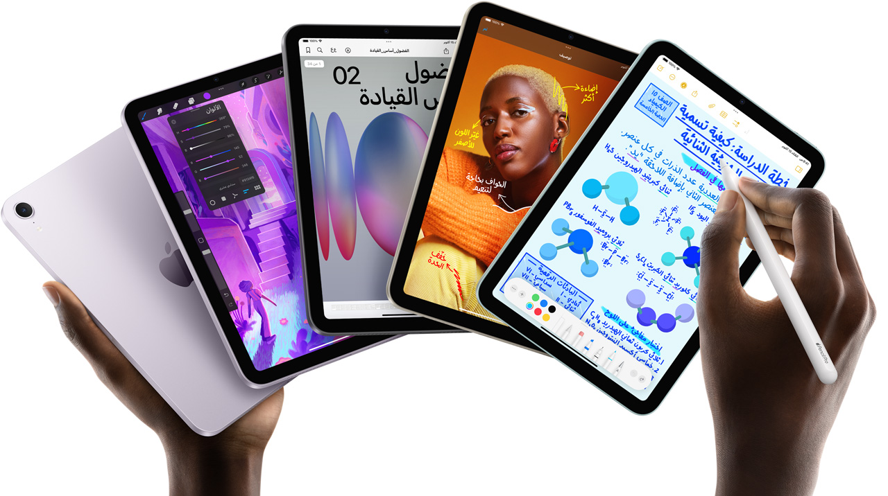 خمسة موديلات iPad&amp;nbsp;mini معروضة لتشكل مروحة بين يدي المستخدم. يُظهر أحد الموديلات الكاميرا الخلفية، فيما تُظهر الموديلات الأربعة الأخرى الواجهة الأمامية. ويظهر قلم Apple Pro أثناء استخدامه لتدوين الملاحظات.