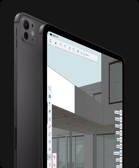 جهاز iPad&nbsp;Pro، الجزء الخلفي الخارجي، الوضع العمودي، لون أسود، نظام كاميرات Pro، زر رفع مستوى الصوت، زر خفض مستوى الصوت، وجهاز iPad&nbsp;Pro، الجزء الأمامي الخارجي، الوضع العمودي، لون أسود فلكي، إطار شاشة أسود، زوايا مدورة، شاشة تعرض تطبيقاً لتعديل تصميمات الغرافيك مع فتح قوائم الأدوات والتأثيرات على الجانبين الأيسر والأيمن