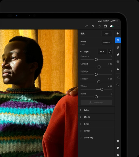 جهاز iPad&nbsp;Pro، الجزء الخارجي الأمامي، الوضع الأفقي، لون أسود فلكي، شاشة تعرض صورة يتم تعديلها لشخص يرتدي سترة زاهية الألوان، قائمة التأثيرات والأدوات مفتوحة على اليمين