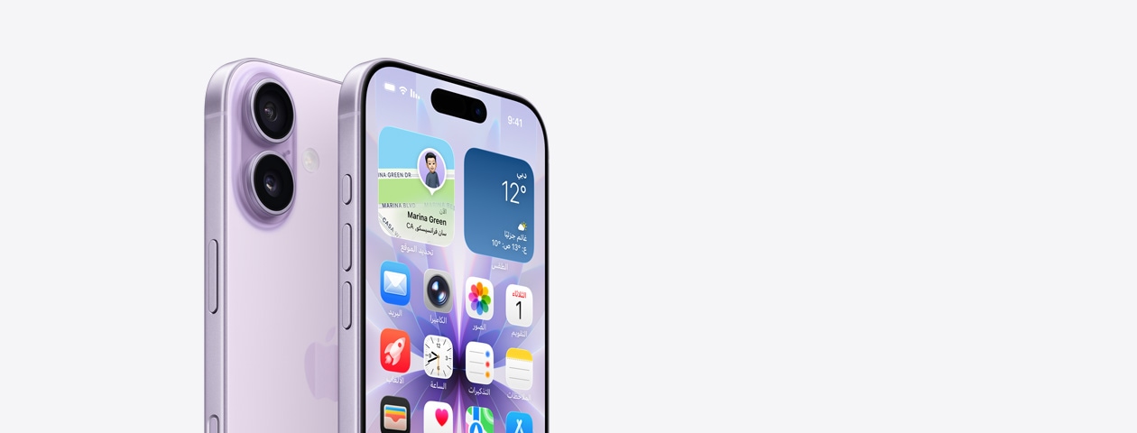 iPhone 17 بلون ليلكي ناعم، الجانب الأمامي الخارجي معروض مع جزء من الشاشة الرئيسية، الزاوية الجانبية تُظهر زر الإجراءات وزرَي ضبط مستوى الصوت. الجانب الخلفي الخارجي يُظهر نظام كاميرا Fusion المزدوجة في الزاوية العلوية اليسرى، زر التحكم في الكاميرا