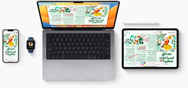 لقطة علوية لأجهزة iPhone وApple Watch وMacBook وiPad تعرض جميعها المحتوى نفسه على الشاشة