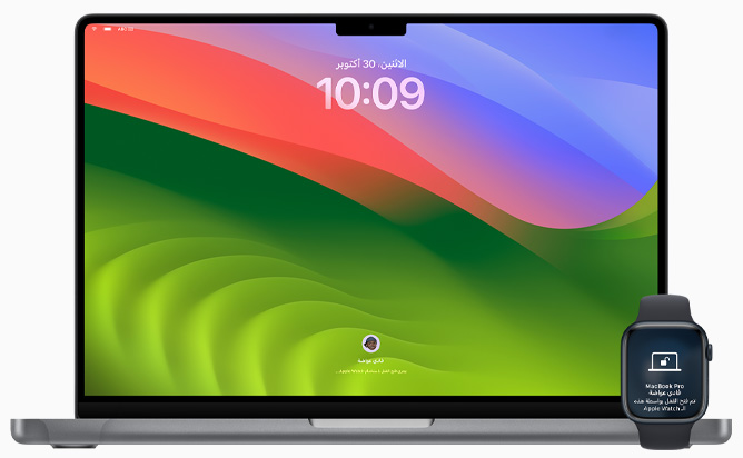 صورة أمامية لجهاز MacBook Pro يُفتح قفله باستخدام ساعة Apple Watch‏.