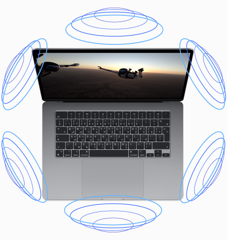 لقطة علوية لجهاز MacBook Air مع رسم توضيحي يبين عمل ميزة الصوت المكاني أثناء تشغيل فيلم
