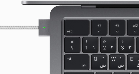 منفذ MagSafe لجهاز MacBook Air بشريحة M2 واللون الرمادي الفلكي