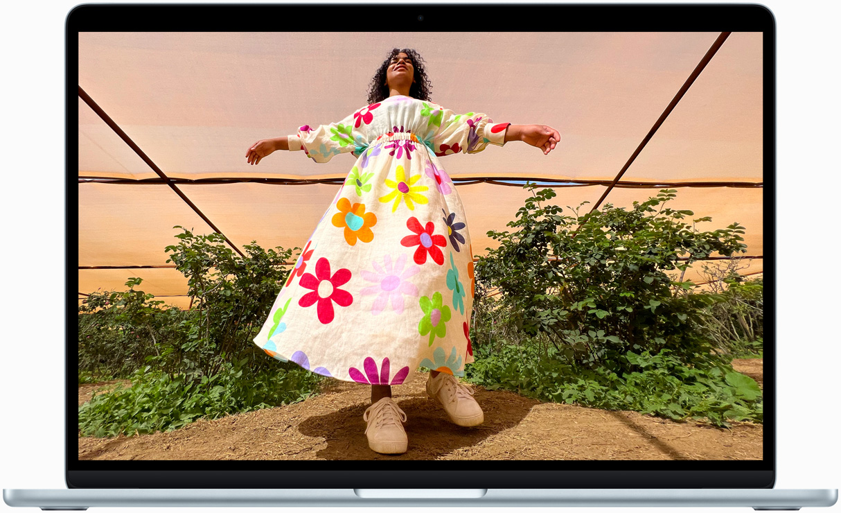 شاشة MacBook&nbsp;Air تعرض صورة شخص يرتدي ملابس ملونة لإبراز نطاق الألوان ووضوح شاشة ريتنا&nbsp;ليكويد