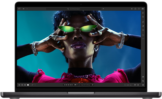 صورة لجهاز MacBook Pro مقاس 14 إنش تعرض شاشة ريتنا ليكويد XDR