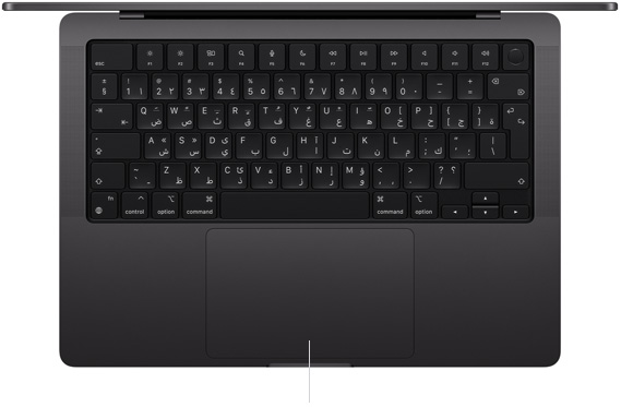 لقطة علوية لجهاز MacBook Pro مقاس 14 إنش تبيّن لوحة التعقب التي تعمل بالضغط القوي وتقع أسفل لوحة المفاتيح