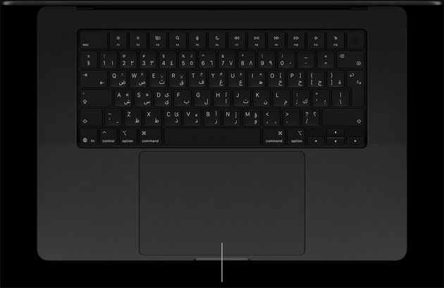 جهاز MacBook&nbsp;Pro مع شاشة PROLED&nbsp;XDR، لون أسود فلكي، مفتوح، يعرض لوحة المفاتيح ولوحة تعقب الضغط القوي