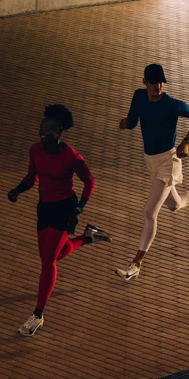 عداؤون يتمرنون وهم يرتدون Apple Watch Series 11.