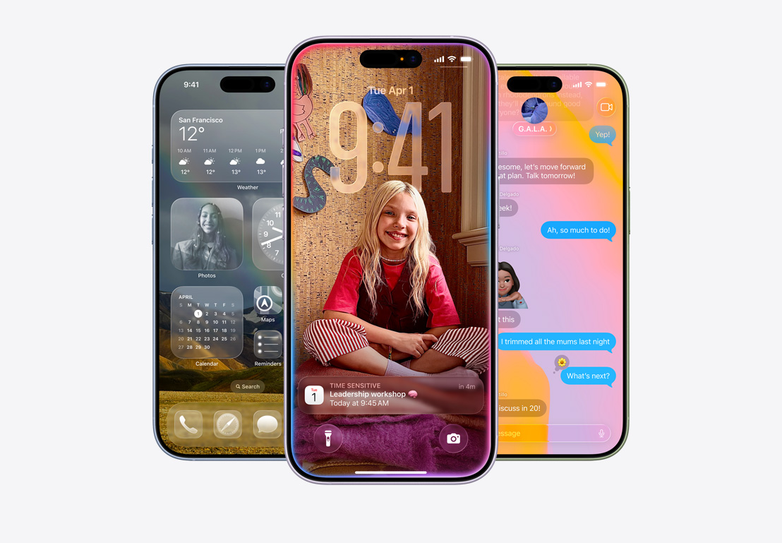 多部 iPhone 17 裝置的機身正面，分別為霧藍色、薰衣草紫色和鼠尾草綠色，展示不同 iOS 26 功能：主畫面顯示多種 app、個人化鎖定畫面上的日曆彈出、iPhone 螢幕顯示採用 Liquid Glass 設計的訊息 app