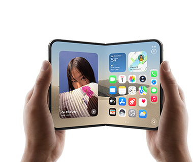 Dos manos sostienen un iPhone Duo abierto, a la izquierda de la pantalla aparece la foto de una mujer, a la derecha se muestra la pantalla de inicio con varios íconos de apps, como Mensajes, Fotos, Cámara y App Store