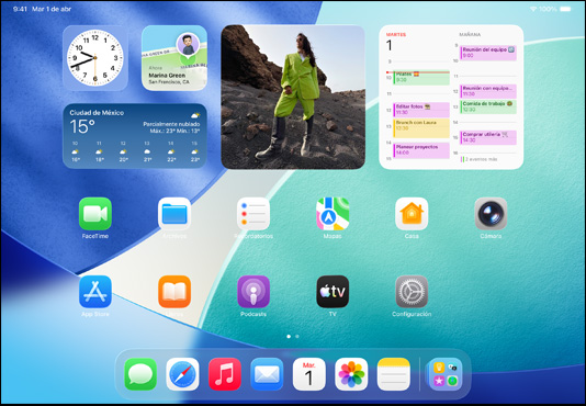 iPad, tres modelos, posición horizontal, el modelo del centro parcialmente por encima de los otros dos, un Apple Pencil adherido magnéticamente al borde superior del modelo central, la pantalla del centro muestra coloridos íconos de apps con el efecto Liquid Glass, la pantalla a la izquierda muestra la app Vista Previa, la pantalla a la derecha muestra la pantalla de inicio con archivos desplegados desde el Dock