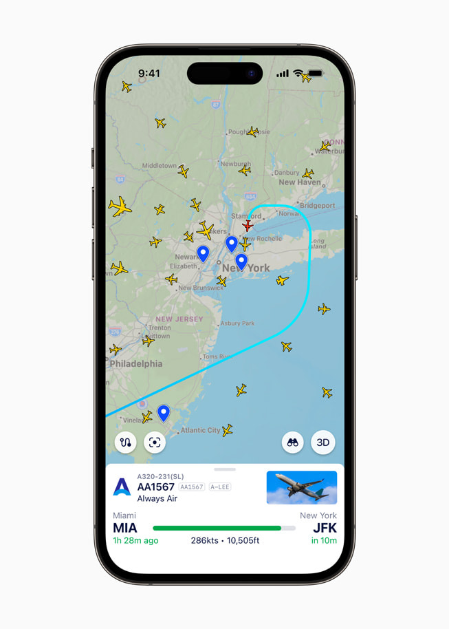 Ekran mapy w aplikacji Plane Finder na iPhonie 14 Plus pokazujący samoloty przelatujące nad wschodnim wybrzeżem Ameryki Północnej.