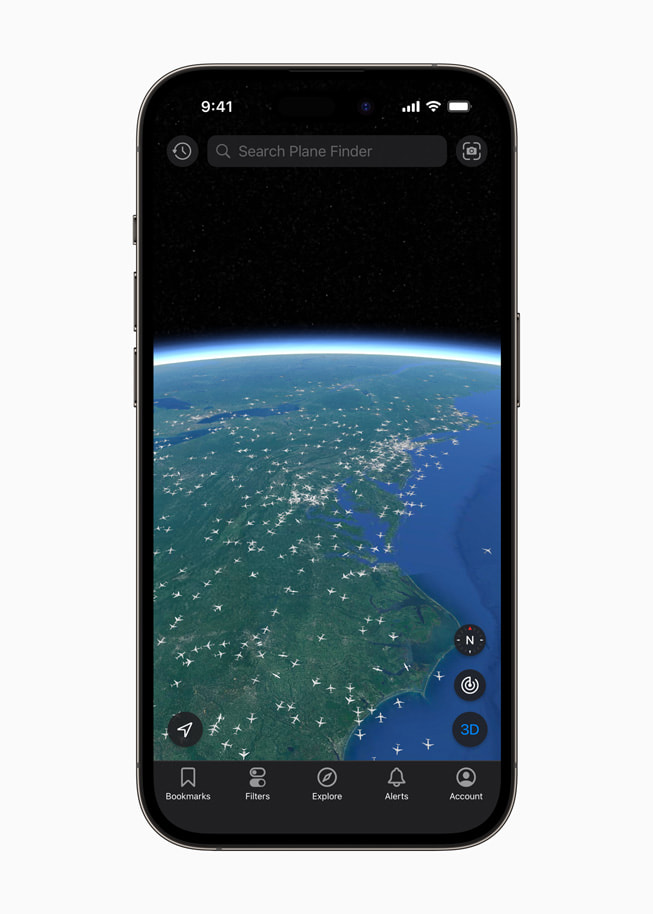 En skjermvisning i Plane Finder-appen på iPhone 14 Plus, som viser fly over en kystlinje.