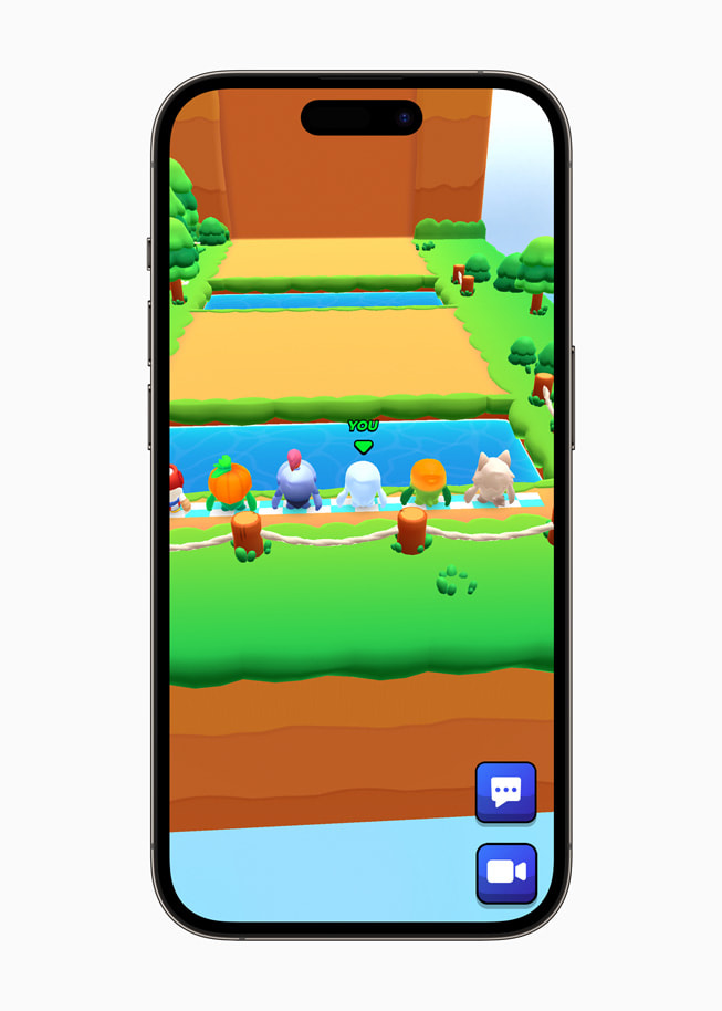 Les personnages sont montrés en extérieur dans le jeu Pocket Champs sur un iPhone 14 Pro.