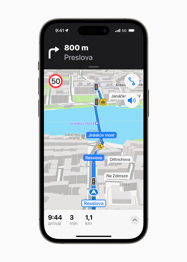Überarbeitete Navigation im neuen Karten auf dem iPhone 14 Pro.