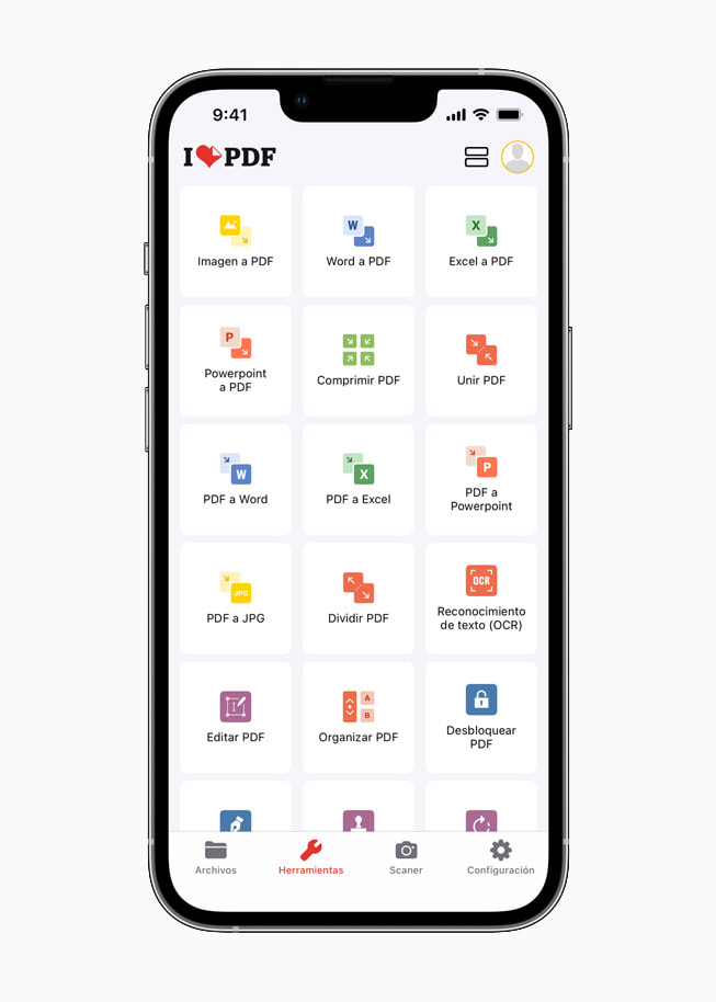 Un iPhone muestra la interfaz en español de la app iLovePDF.