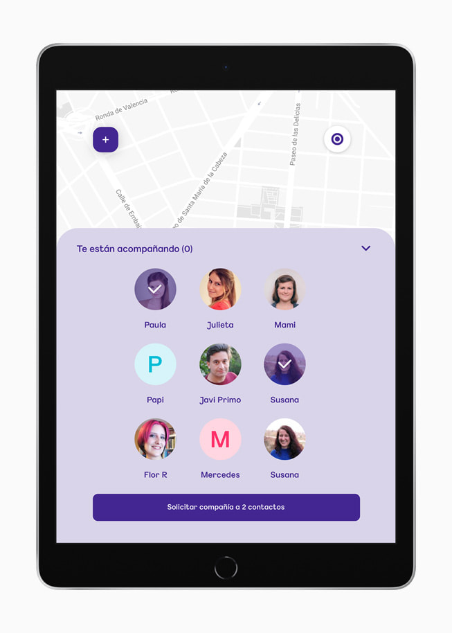 Una pantalla de la app Sister muestra a otras personas que acompañan a la usuaria en su recorrido.