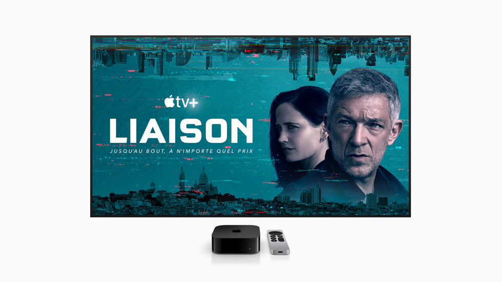 Bannière Apple TV+ de la série *Liaison* affichée sur un téléviseur connecté jumelé à une Apple TV 4K.