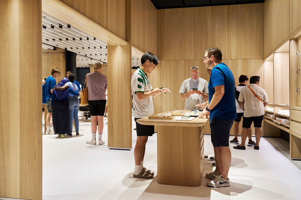 En kunde står med en butikkmedarbeider i Apple Watch Studio i Apple Battersea i London.