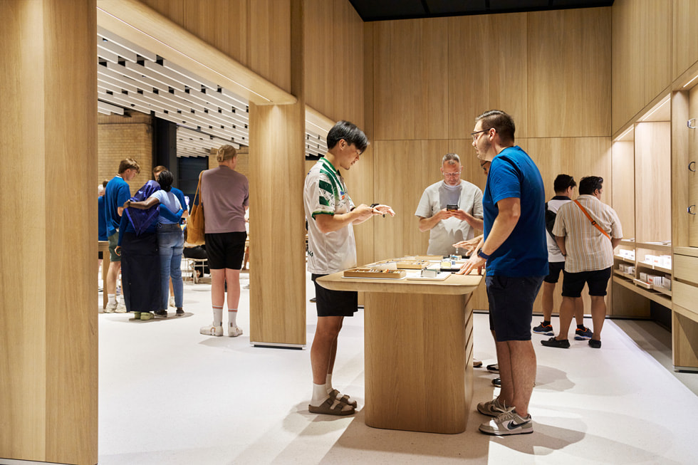 Een klant met een medewerker bij de Apple Watch Studio van Apple Battersea in Londen.