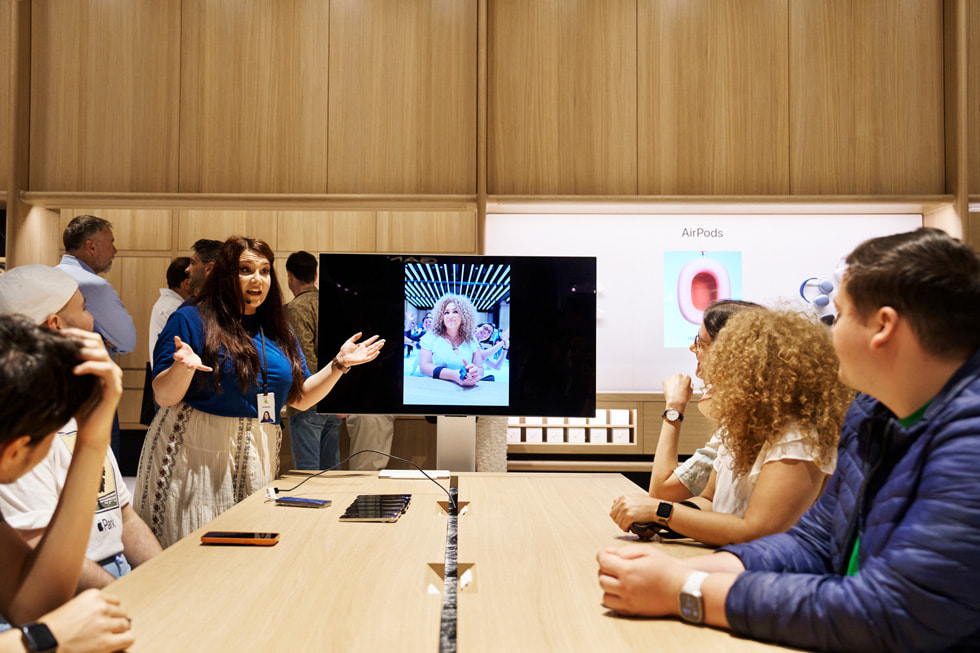 Une des membres de l’équipe anime une séance Today at Apple à Apple Battersea, à Londres.