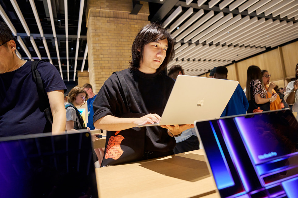 Un client explore le MacBook Air 15 pouces à la boutique Apple Battersea de Londres.