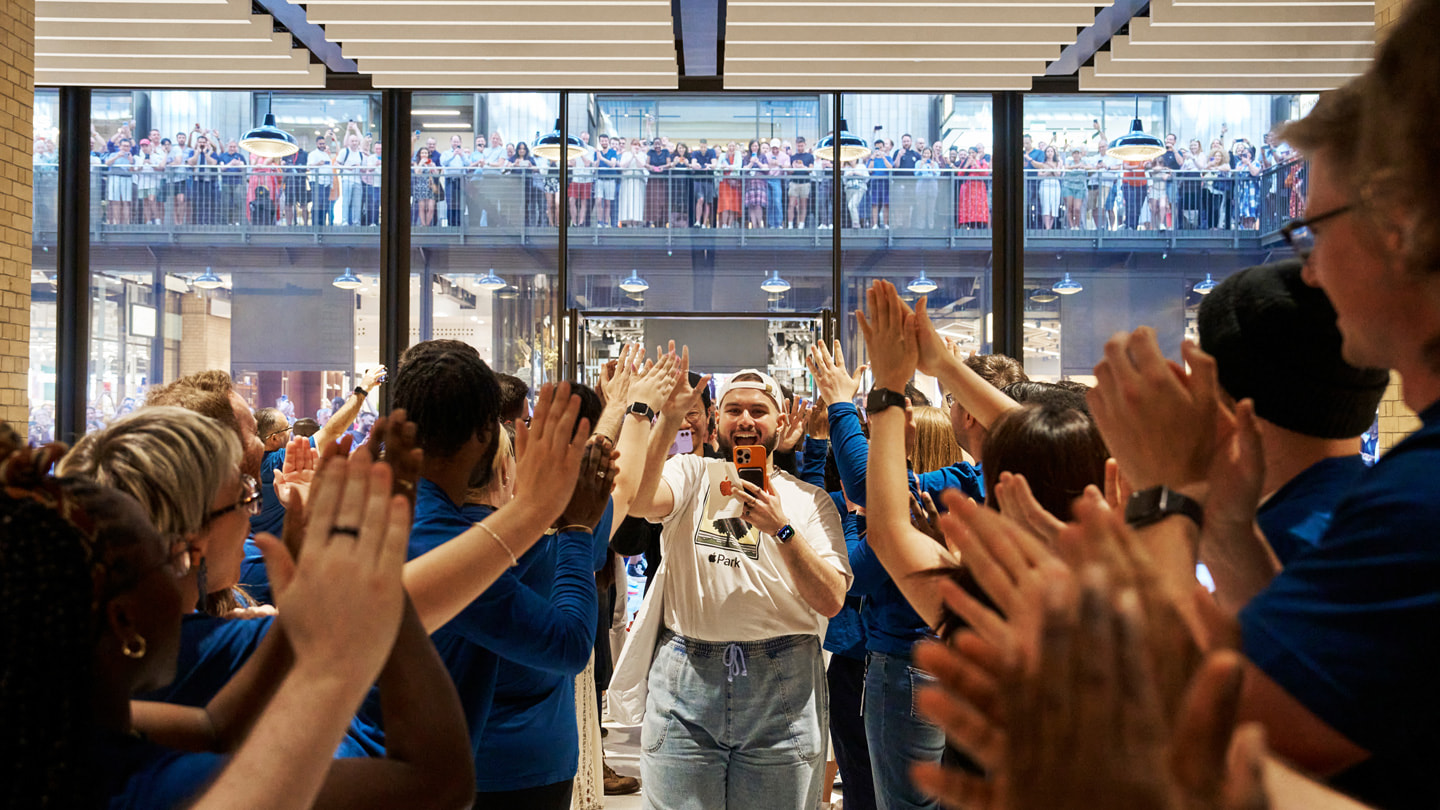 Butikkmedarbeiderne applauderer de første kundene i Apple Battersea. 