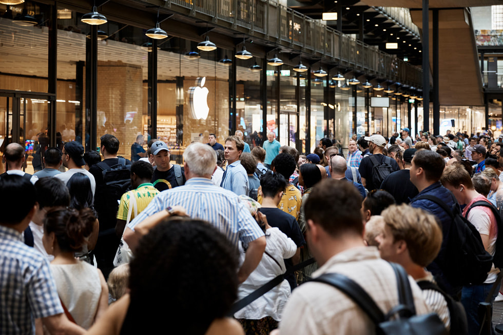 De buitenkant van Apple Battersea in Londen met klanten die staan te wachten.