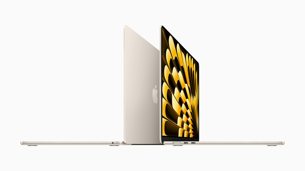 Seitenansicht von zwei dünnen 15" MacBook Air.
