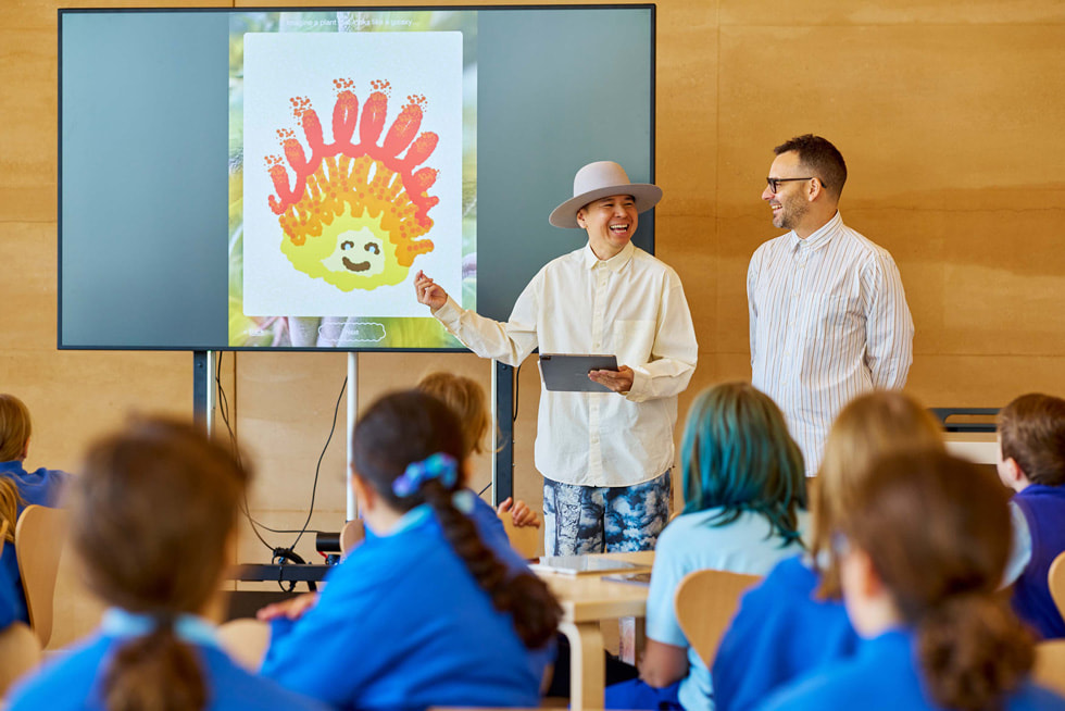 Tin Nguyen en Edward Cutting van Tin&Ed geven een presentatie aan een groep jonge kunstenaars.