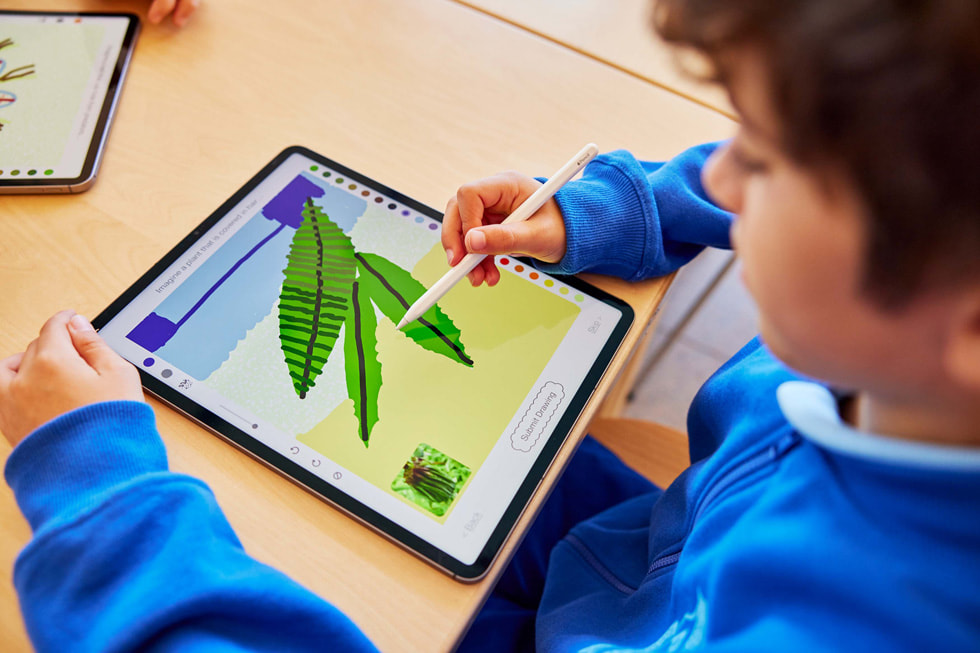 Uczeń używa iPada Pro i Apple Pencil do narysowania zielonych liści w aplikacji Deep Field.