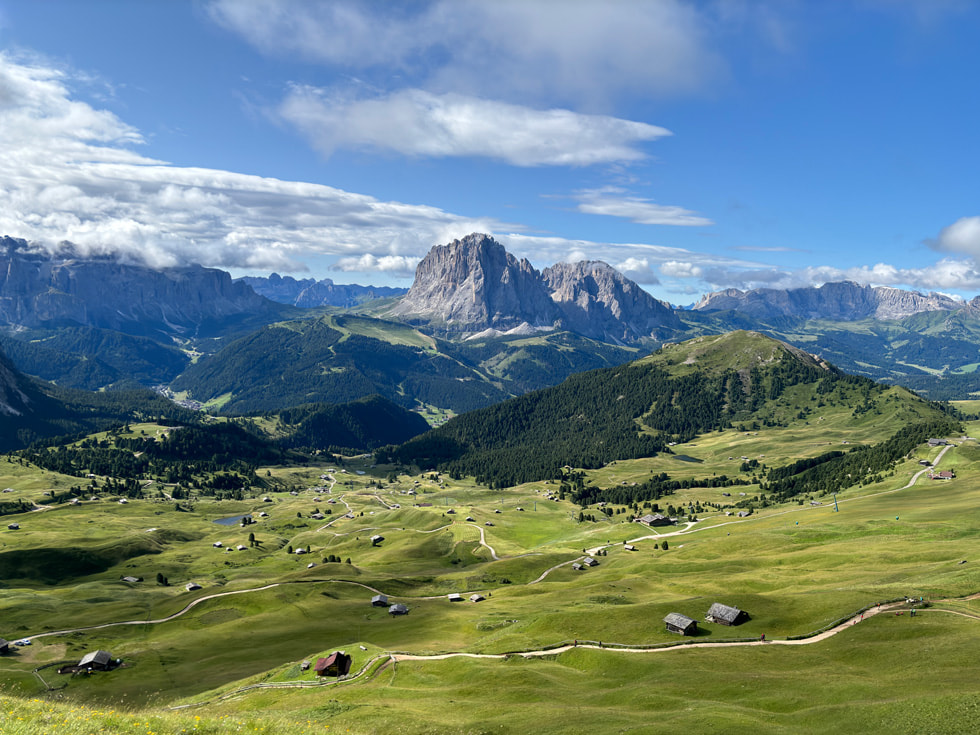 Une photo prise avec l’iPhone 15 montrant un paysage de montagne.