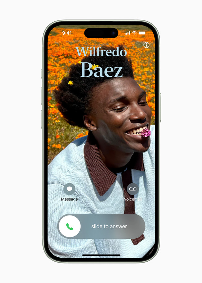 Un iPhone 15 che mostra la foto di una persona con una telefonata in arrivo.