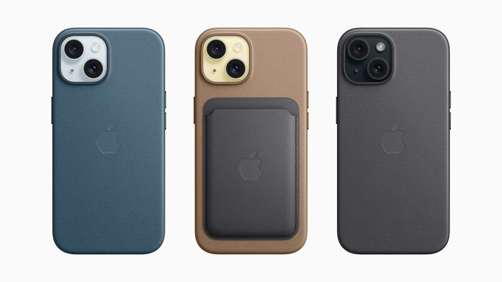 Afbeelding van drie iPhone 15-devices in hoesjes van FineWoven-materiaal. Twee hoesjes hebben een vakje op de achterkant. 