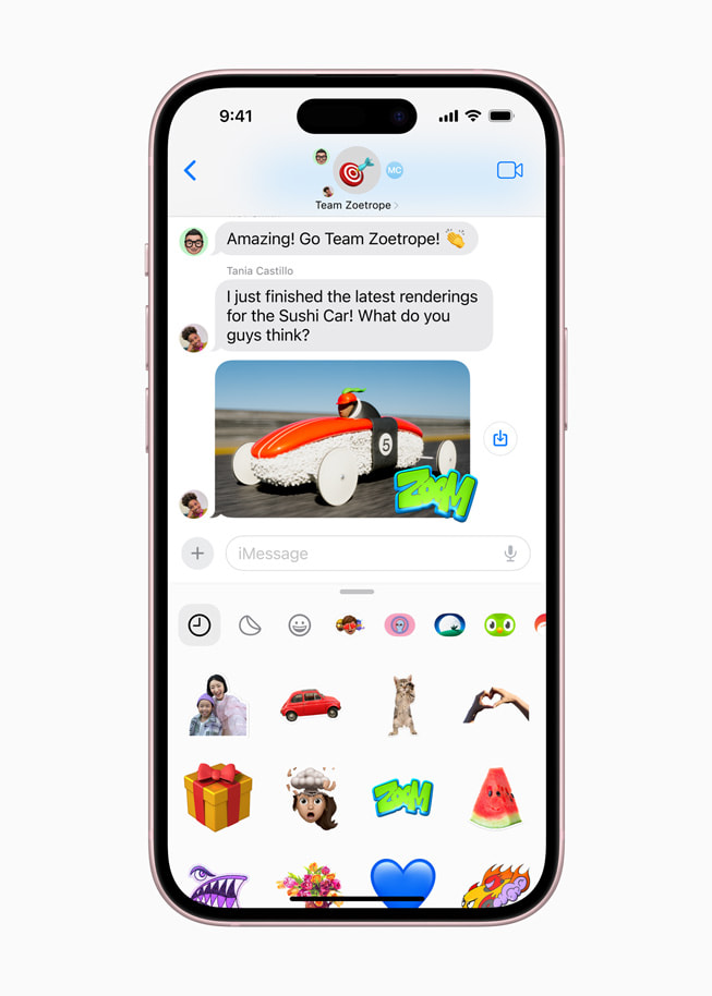 Op iPhone 15 is een sms-conversatie te zien, met een menu met emoji-stickers en Live stickers.