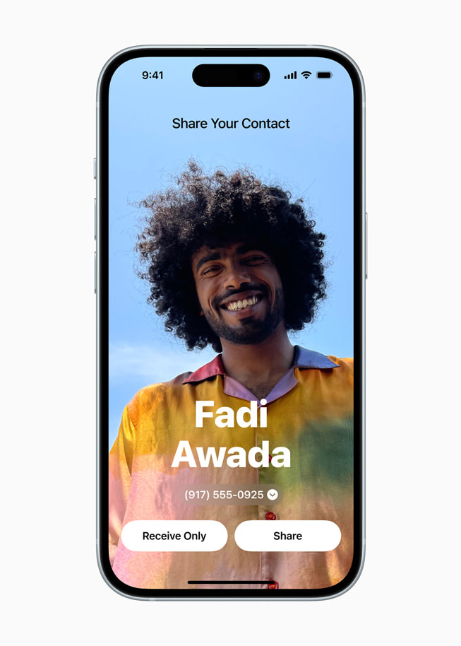 "사용자의 연락처 공유" 메시지와 함께 인물의 사진을 보여주는 iPhone 15.