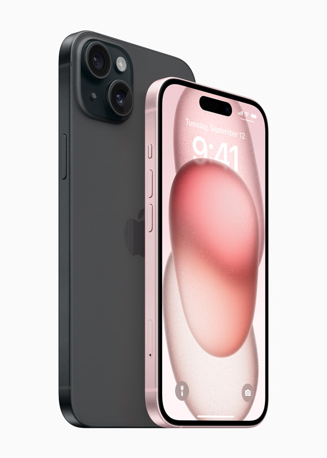 블랙 색상 iPhone 15 Plus의 뒷모습과 그 옆에 놓인 핑크 색상 iPhone 15의 앞모습.
