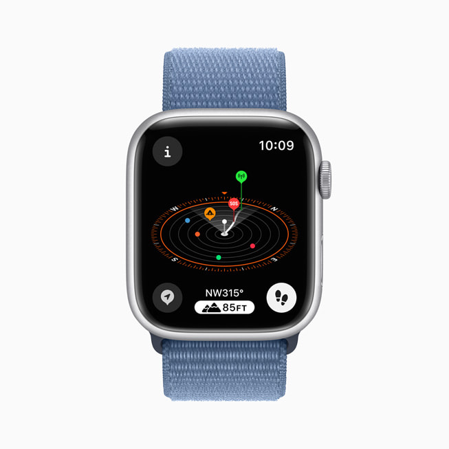 Spor Loop takılı Apple Watch Series 9’da yeni pusula uygulaması gösteriliyor.