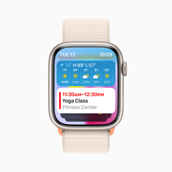 Der neue Smart Stapel auf einer Apple Watch Series 9 mit Sport Loop.